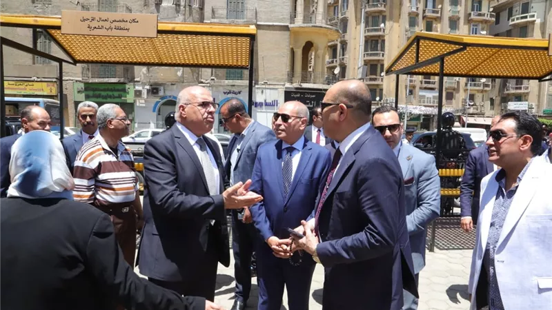 وزير العمل ومحافظ القاهرة يتفقدان أماكن انتظار لائقة لعمال التراحيل بباب الشعرية