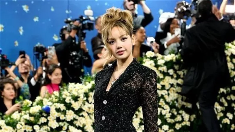 لويس فويتون تنفي اتهامات العنصرية بعد إطلالة ليسا في Met Gala 2025