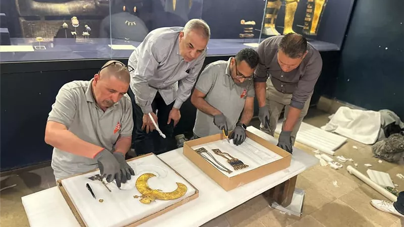 بالصور..  المتحف المصري الكبير يستقبل  163 قطعة من كنوز الملك الذهبي 