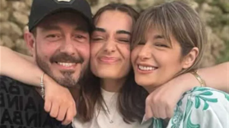 ملك أحمد زاهر تشارك الجمهور صورًا مع عائلتها.. وتوجه رسالة لشقيقتها ليلى