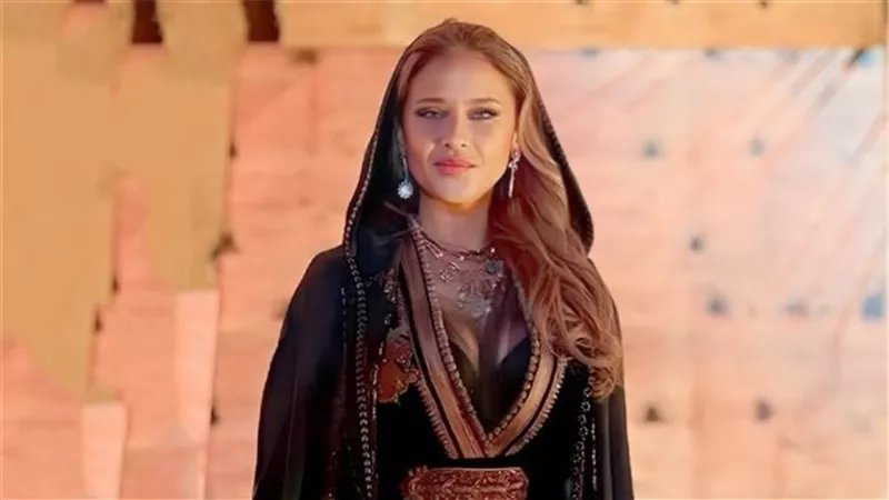 نيللي كريم تتألق بالقفطان الأسود خلال مشاركتها في أسبوع القفطان بالمغرب