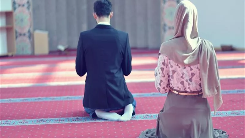 هل صلاة الرجل بزوجته في البيت لها ثواب الجماعة؟ «الإفتاء تُجيب»