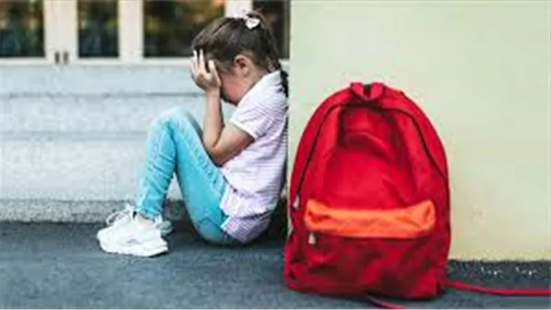 هل من الطبيعي أن يرفض طفلي المدرسة فجأة؟