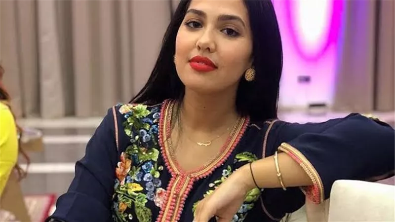 منال بنشليخة تحصد جائزة الأغنية الذهبية بعد نجاح «معاك» 