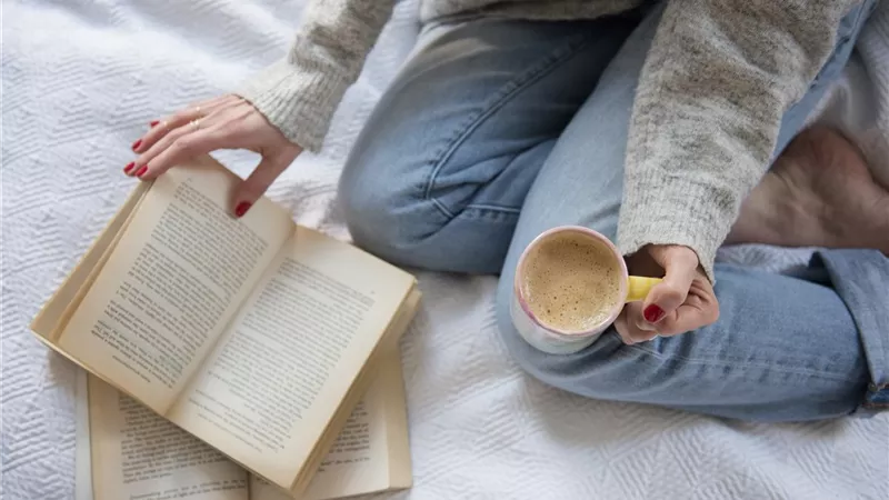 تفسير رؤية الكتاب في المنام للعزباء والمتزوجة والحامل 