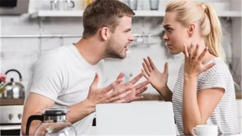 اكتشفت أن زوجي يحب طليقته.. ماذا أفعل؟