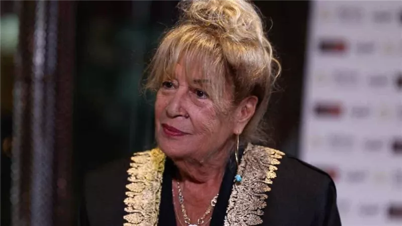 منى واصف تُعرب عن استيائها من شائعة وفاتها وتحسم أمر مرضها 
