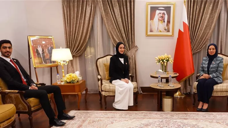 سفيرة البحرين تستقبل الشباب البحريني المشارك بمنحة ناصر للقيادة الدولية
