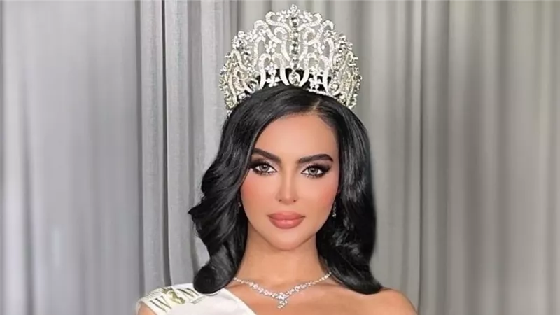 ملكة جمال السعودية رومي القحطاني تلفت الأنظار بإطلالة محتشمة في عرض أزياء دولي