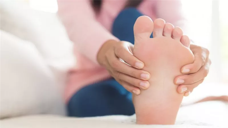 ما الحذاء المناسب لمريض القدم السكري؟ استشاري جراحة أوعية يوضح