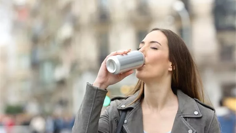 بين الانتعاش المؤقت والمخاطر الخفية.. القومي للبحوث يحذر الطلاب من مشروبات الطاقة