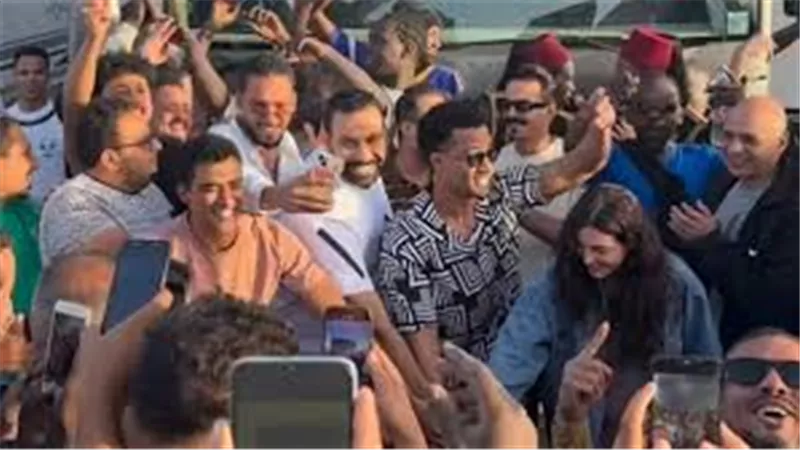محمد رمضان يحتفل بعيد ميلاده وسط فريق عمل فيلمه «أسد» 