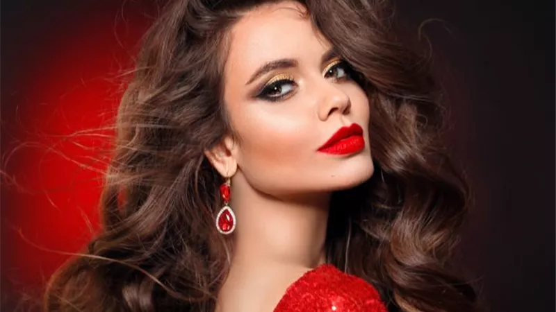 تفسير حلم الفستان الأحمر في المنام للعزباء والمتزوجة والحامل 