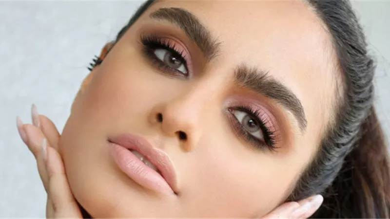 حيل مكياج مدهشة لجعل العيون المبطّنة أكثر إشراقاً وجاذبية