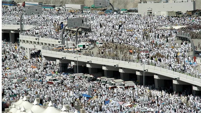 كيف نقاوم نقص المياه والأملاح خلال موسم الحج.. استشاري يوضح 8 نصائح