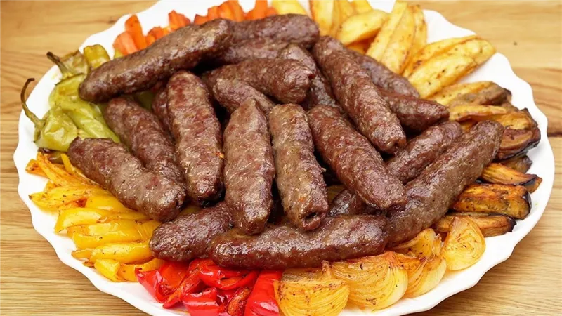  مثل المطاعم  .. طريقة عمل الكفتة المشوية بالفرن في مطبخك