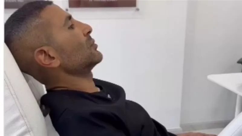أحمد سعد يفاجئ جمهوره بإزالة وشم بالليزر 