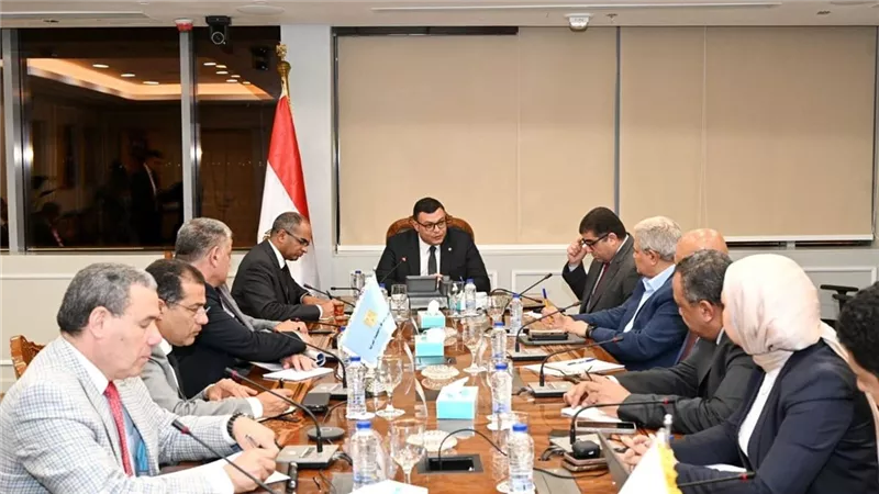 وزير الإسكان يتابع الجهود المبذولة في ملف تحلية المياه