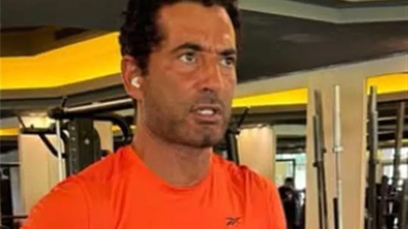 عمرو سعد يستعرض عضلاته ويوجه رسالة لجمهوره: «لا أعذار»