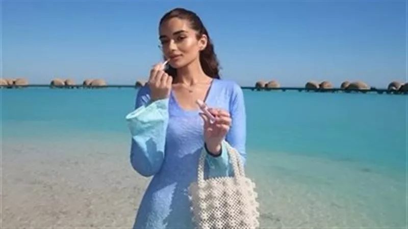 ملك أحمد زاهر تخطف الأنظار بإطلالة صيفية على البحر