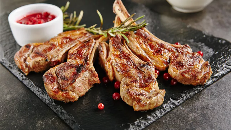 أكلات عيد الأضحي .. طريقة عمل الريش المشوية في مطبخك