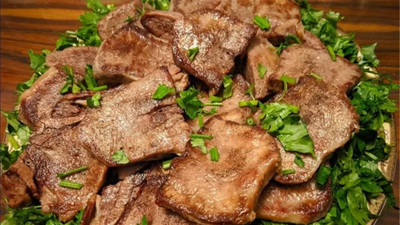طريقة عمل اللسان المحمر في الزبدة على سفرة عيد الأضحى 