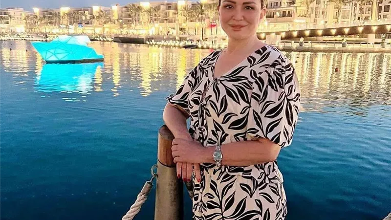 الله على جمالك يا مصر.. إلهام شاهين تخطف الأنظار من الساحل الشمالي
