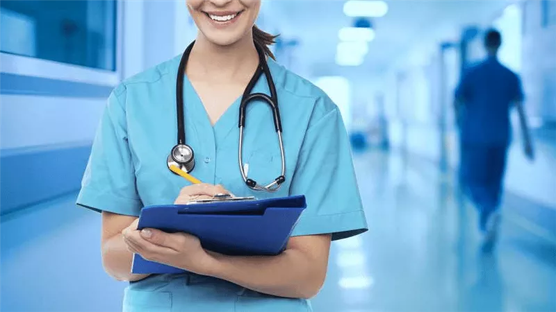 هل وجود الممرضة مع الطبيب خلوة محرمة؟.. «الإفتاء تُجيب»