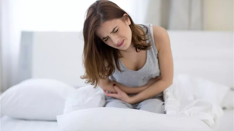 تناول الدهون الحيوانية والحلويات يؤدي إلى حدوث اضطرابات في الجهاز الهضمي 