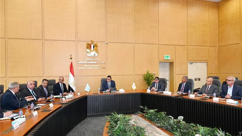 وزير الإسكان يتابع موقف مشروعات المرافق التي تقوم الوزارة بتنفيذها على مستوى الجمهورية وموقف توطين الصناعة