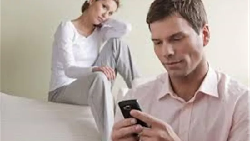 اكتشفت أن زوجي يخونني مع طليقته.. ماذا أفعل؟