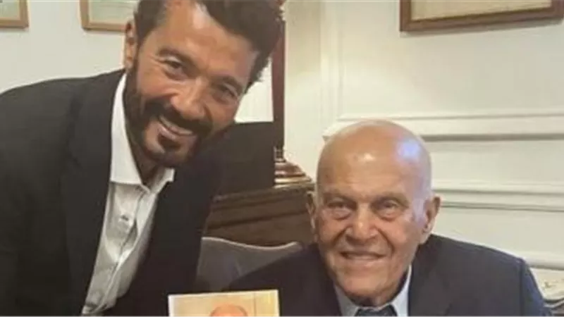 خالد النبوي يشارك صورا من حفل توقيع كتاب الدكتور مجدي يعقوب 