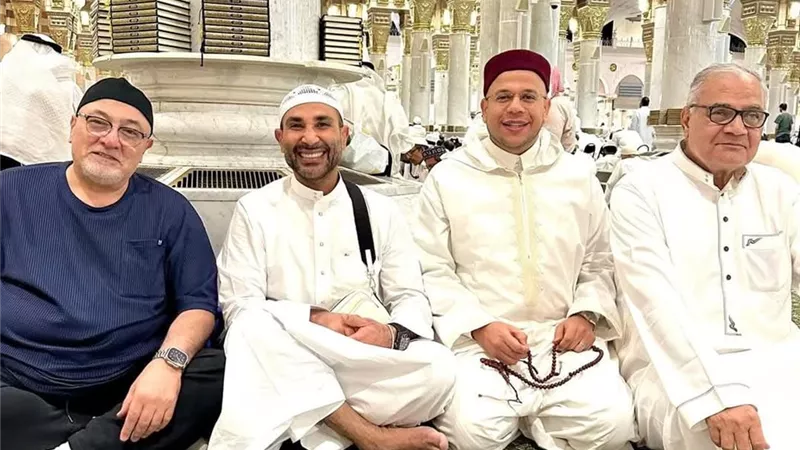 بعد إزالة التاتو.. أحمد سعد يظهر في المسجد النبوي برفقة خالد الجندي 