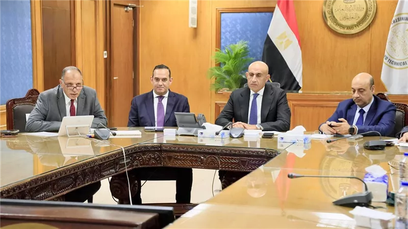وزير التربية والتعليم يطمئن على الحالة الصحية للمراقبين المصابين في حادث سير بسوهاج