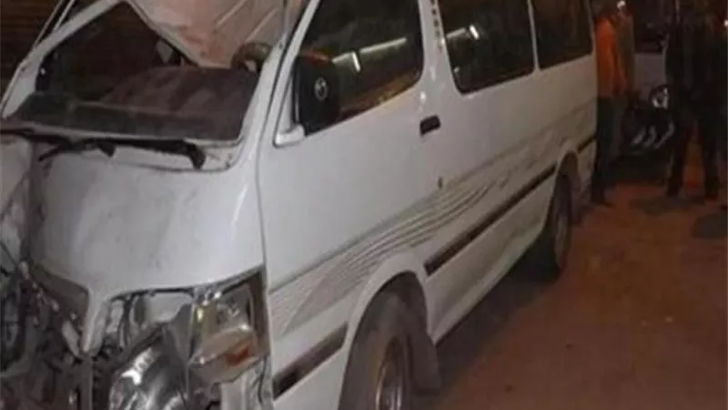 انقلاب ميكروباص يقل 14 من مراقبى الثانوية العامة وإصابة 7 منهم