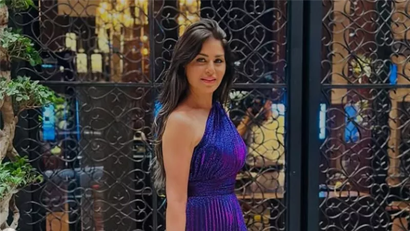 منة فضالي تتألق في حفل جوائز الموضة بالبنفسجي الزاهي 