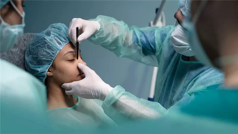 دعوى نشوز ضد زوجة أجرت عملية تجميل بـ 500 ألف جنيه دون إذن.. والزوج يطالب بإسقاط حضانتها