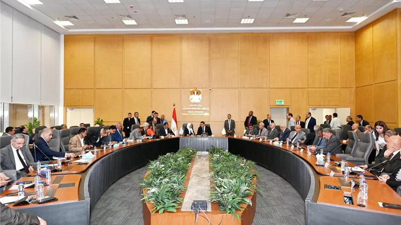 وزير الإسكان يعقد اجتماعه الدوري مع عدد من أعضاء مجلسي «النواب والشيوخ»