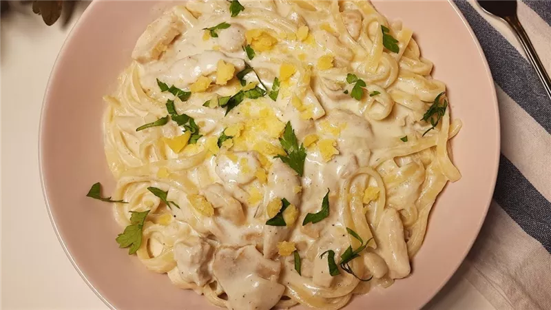 طريقة عمل المكرونة بالصوص الأبيض والدجاج في مطبخك 