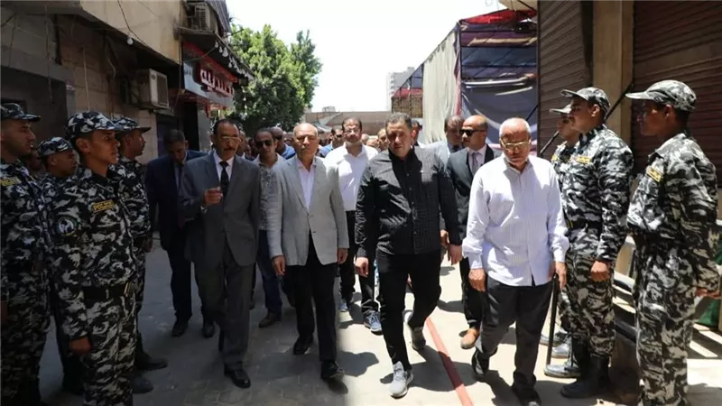 محافظ القاهرة يتفقد موقع حادث عقارات حدائق القبة المنهارة