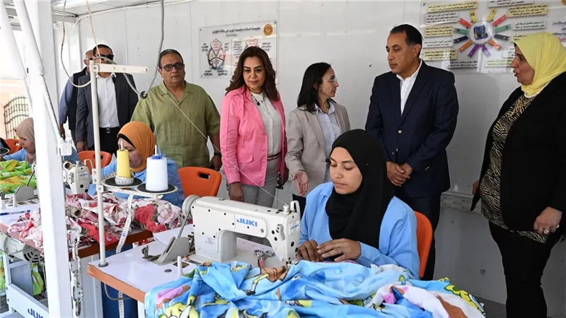 رئيس الوزراء يتفقد وحدة تدريب متنقلة تضم مشغل خياطة متكامل لخدمة المرأة المعيلة