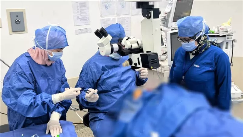 فريق طبي بالإسماعيلية ينجح في زراعة قرنية وفك التصاقات لسيدة تبلغ 62 عامًا