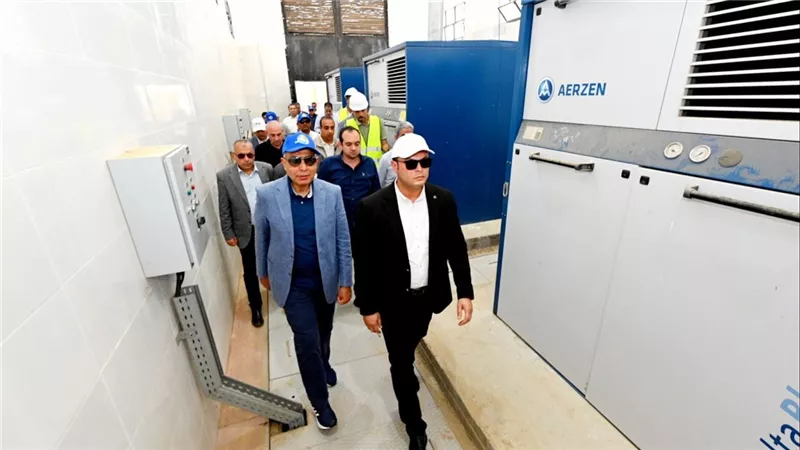 وزير الإسكان ومحافظ المنيا يتفقدان محطة معالجة صرف صحي بمركز مغاغة