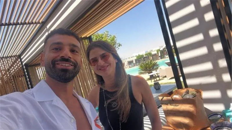 كيف علقت كارين فهمي على صورها مع محمد صلاح بالساحل؟ 