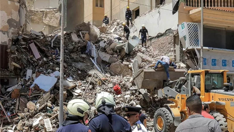 انهيار عقار من 3 طوابق في شبرا والبحث عن ضحايا