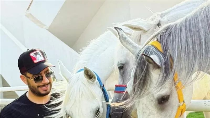 عصام السقا ينشر صورا له وسط الخيول العربية معلقا: