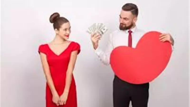 كيف أتعامل مع خطيبتي المادية؟.. وهل يمكن تغييرها؟