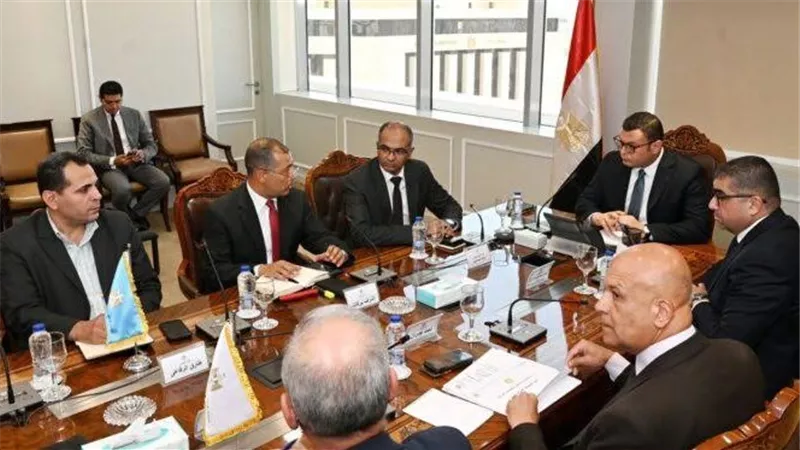 وزير الإسكان يتابع موقف منظومة الصرف الصحي بمدن شرق القاهرة