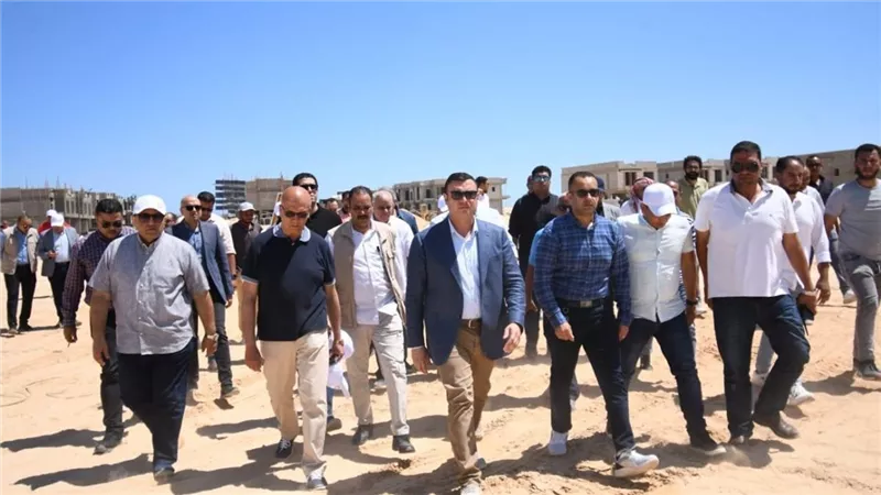 وزير الإسكان يتفقد مشروع بحيرات نيو مارينا والطرق والمداخل  بـ 