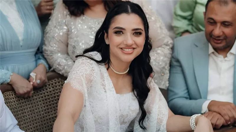 ألبوم زفاف كنزي مدبولي يشعل منصات التواصل وإطلالتها تخطف الأنظار برقتها 